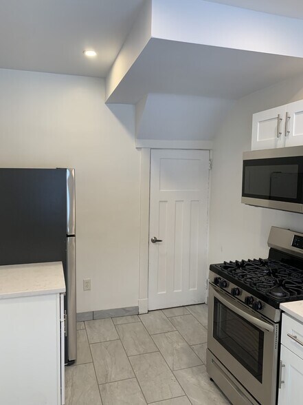 Building Photo - 1653 Chislett St