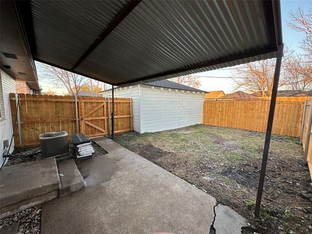 Building Photo - 2322 Meadow Ln