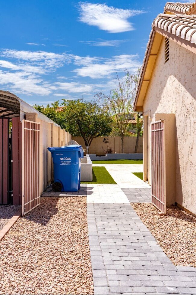 Building Photo - Stunning 4 Bedroom/2.5 Bath Home In Phoeni...
