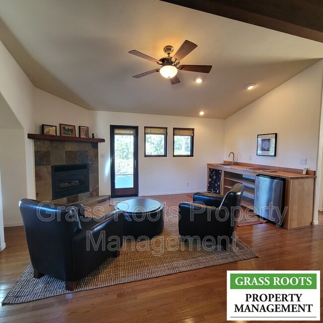 Building Photo - 22912 Montclaire Ct