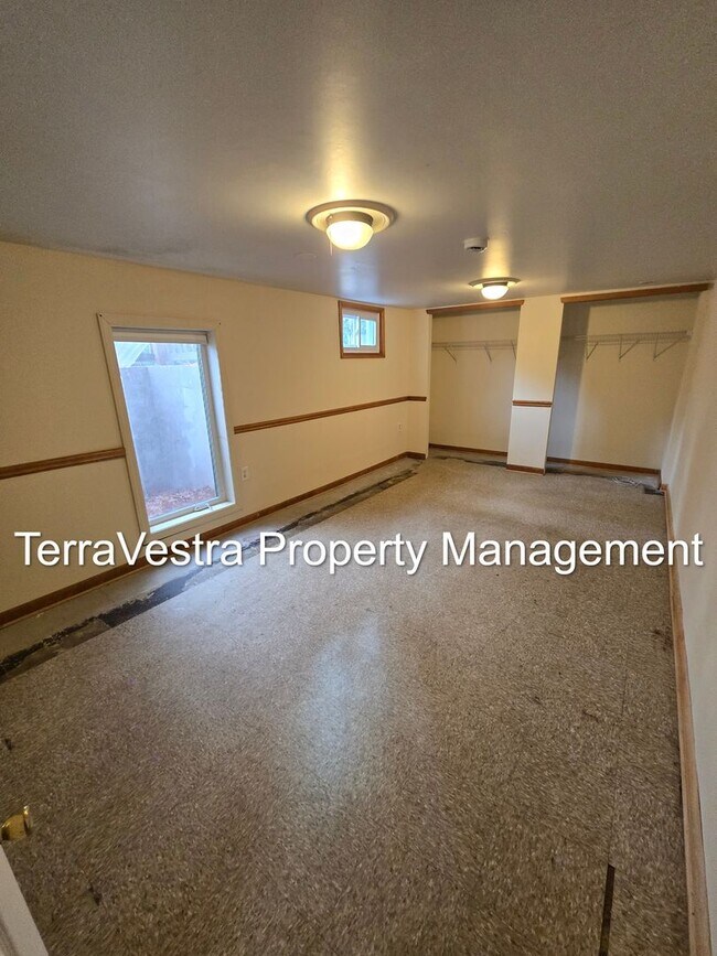 Building Photo - Available 1/2026! 6 Bedroom College Rental 2 Kitchens!!