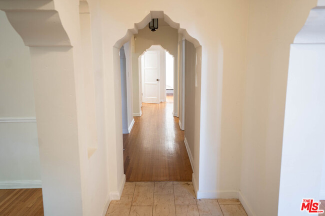 Building Photo - 1210 S La Jolla Ave