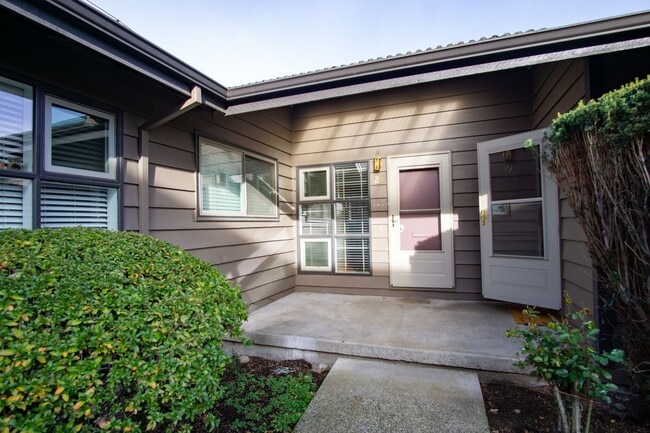 Building Photo - Renovated Mid-Century 2Bdr w/Hardwoods, Dishwasher + Pets OK