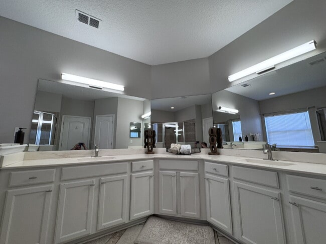 Building Photo - Large Renovated Home in Oakleaf Plantation