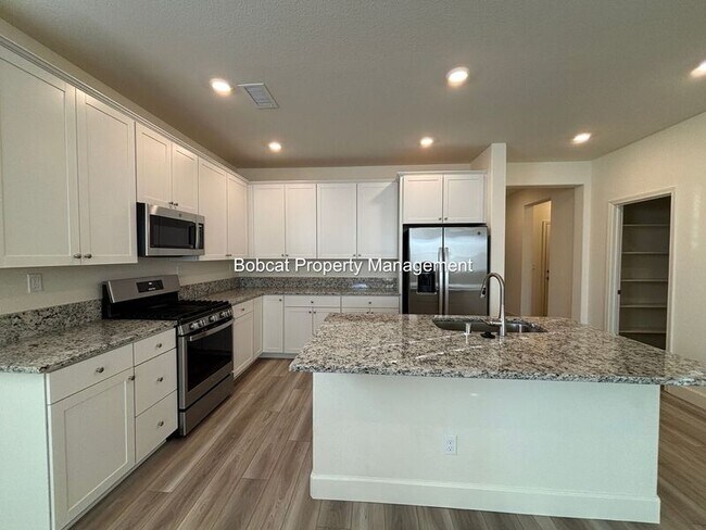 Building Photo - 925 Nelle Dr