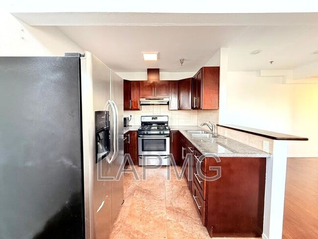 Building Photo - 432 N Kingsley Dr