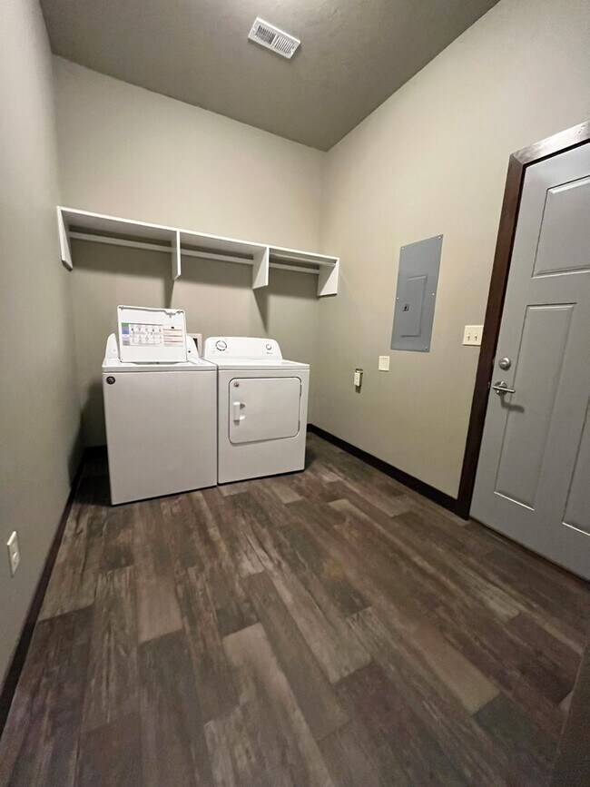Building Photo - 3 Bed/2.5 Bath Townhome in Downtown Sioux Falls!!