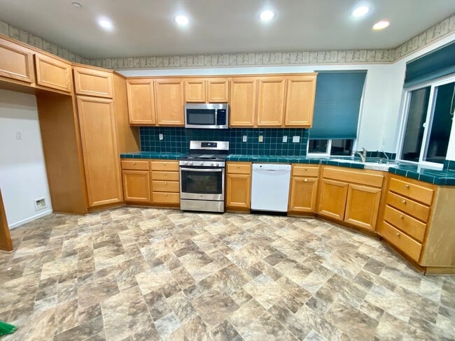 Building Photo - Spacious 3 Bed 2.5 Bath with a loft Ventura home