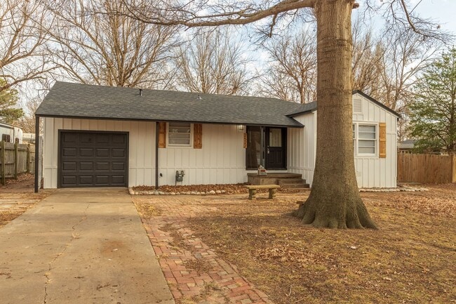 Building Photo - Beautiful 3 bedroom 1 bath, Available in April!