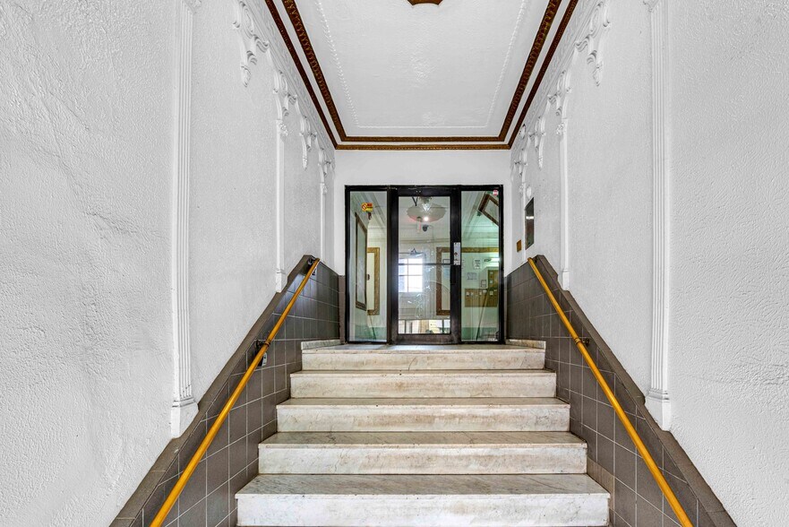 Building Photo - 529 34th St