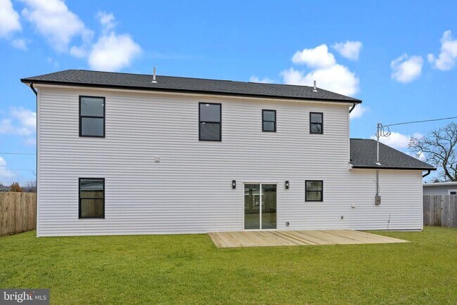 Building Photo - 12 Stonybrook Dr