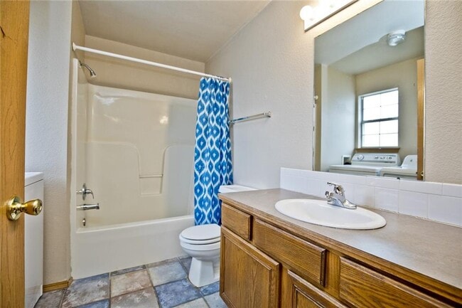 Building Photo - 502 SE A St