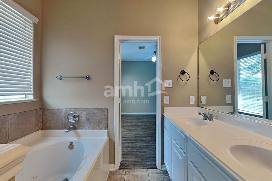 Building Photo - 7418 Jacobs Well Dr