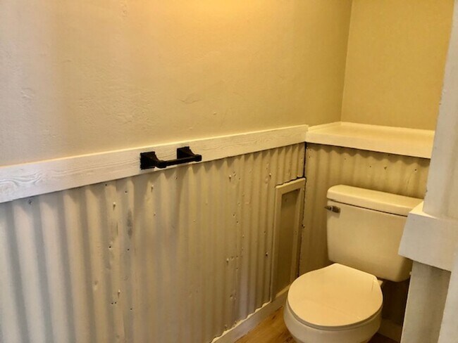 Building Photo - 548 E Pearl St