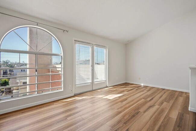 Building Photo - SD: Stunning 3BD/2.5BA Townhome in Imperial Beach with Ocean Views, Rooftop Patio & In-Unit Laundry