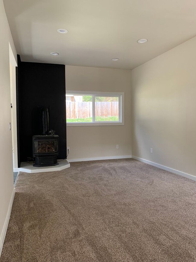 Building Photo - Remodeled 3 bedroom 1.5 bath house located...