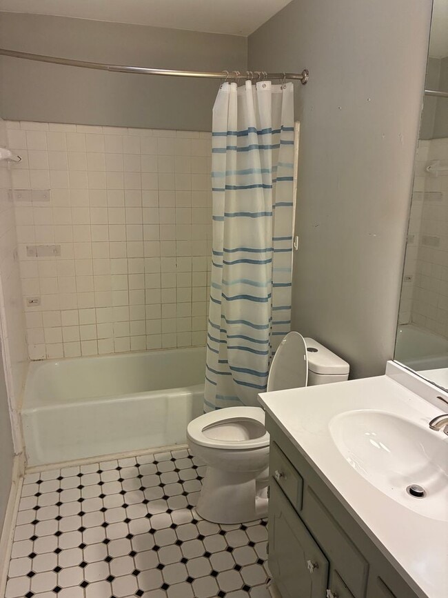 Building Photo - 600 - 801