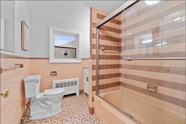 Building Photo - 253 Linden St