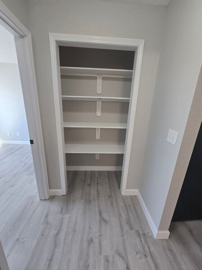 Building Photo - 2 Bedroom , 1 Bathroom Apartment!