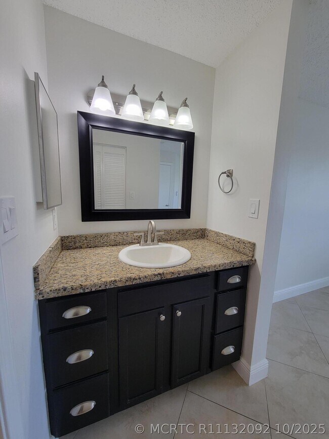 Building Photo - 4208 Glenmoor Dr