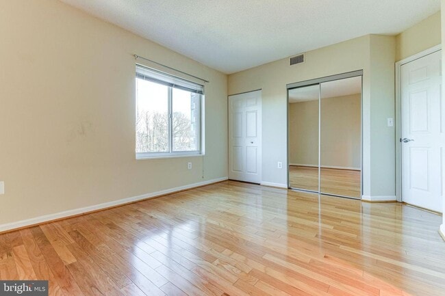 Building Photo - This contemporary, sun-drenched condo is perfect for you!