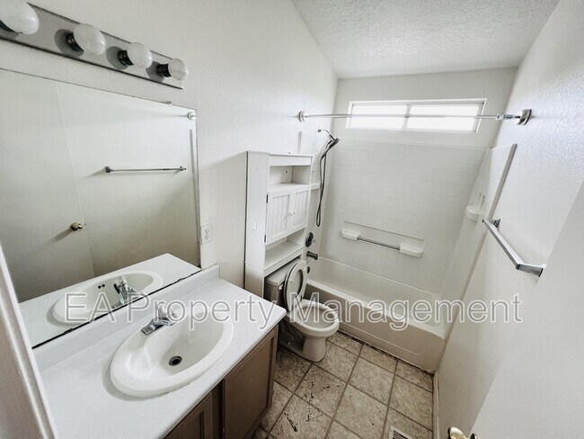 Building Photo - 7008 Angela Dr NE