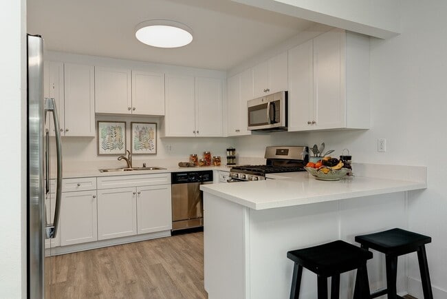 Building Photo - 439 W Stocker Luxury Living