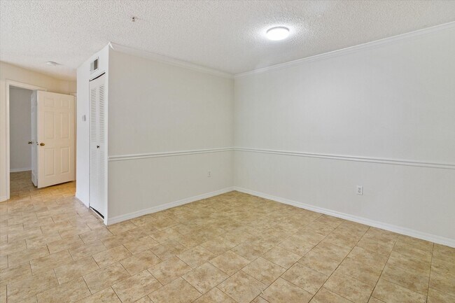 Building Photo - 1999 Summer Club Dr