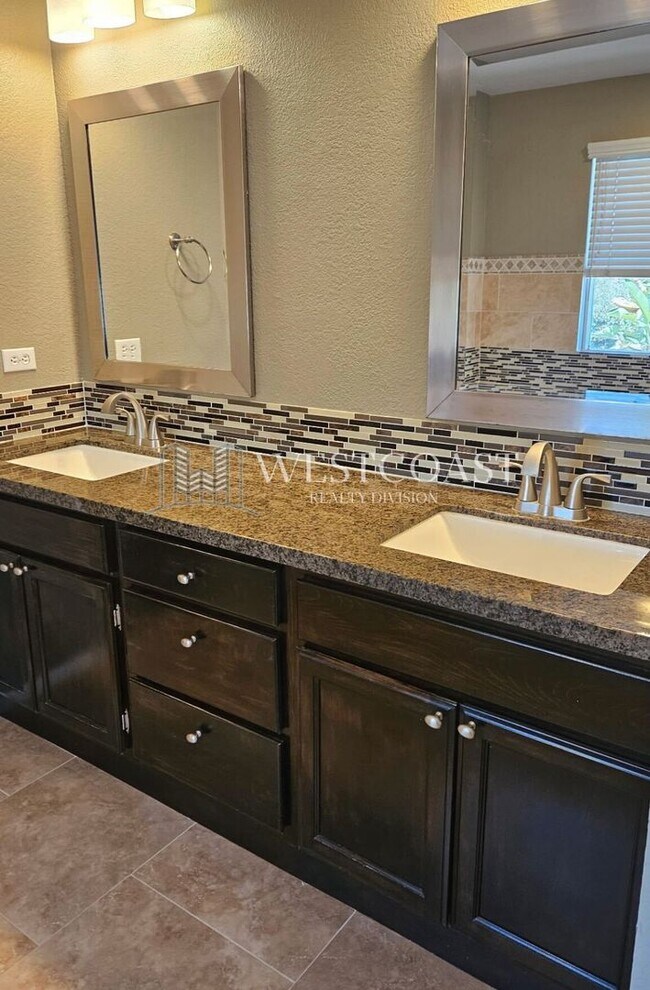 Building Photo - Elegant 3-Bedroom Home in Gated Vista Comm...
