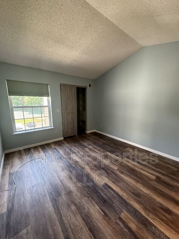 Building Photo - 5213 Forest Point Dr S
