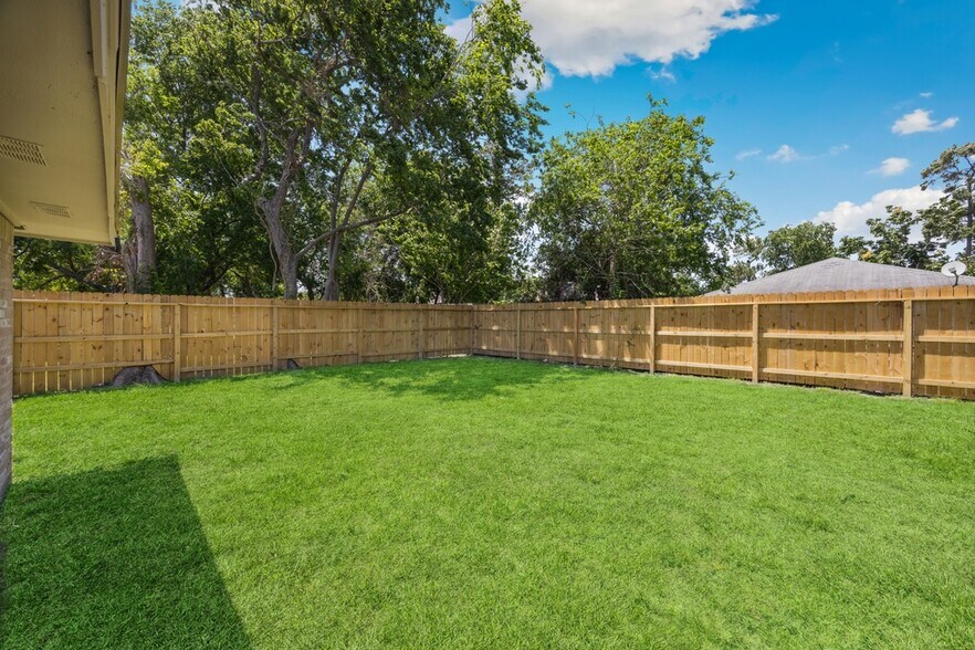 Building Photo - 7098 Shadow Lake Dr