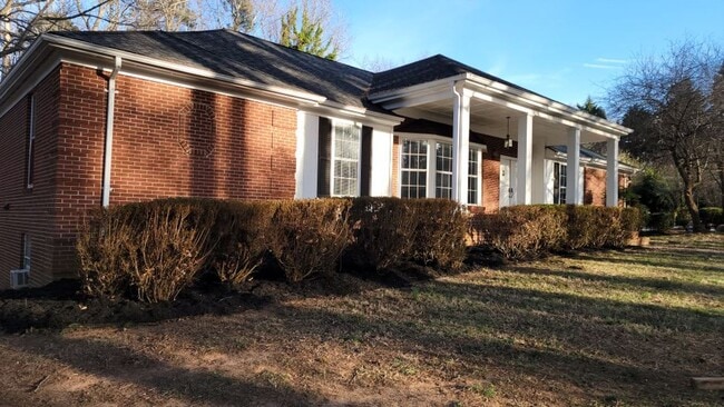 Building Photo - Amazing 4 Bedroom, 3 Bath Home With 2 Kitc...