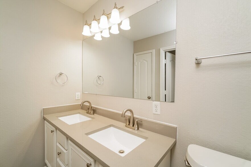 Building Photo - 204 Calixto Ct
