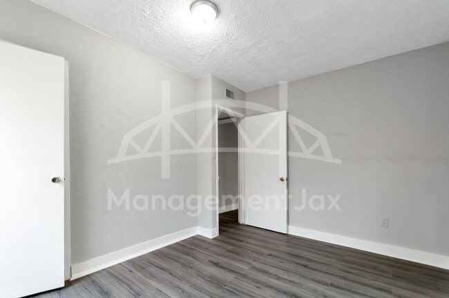 Building Photo - 1842 W 26th St