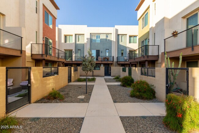 Building Photo - 820 N 8th Ave