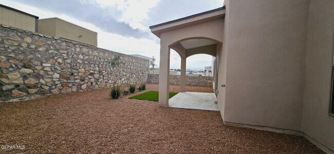 Building Photo - 1822 Bridle