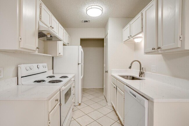 Building Photo - Charming 3 Bedroom Home with 2 Full Baths