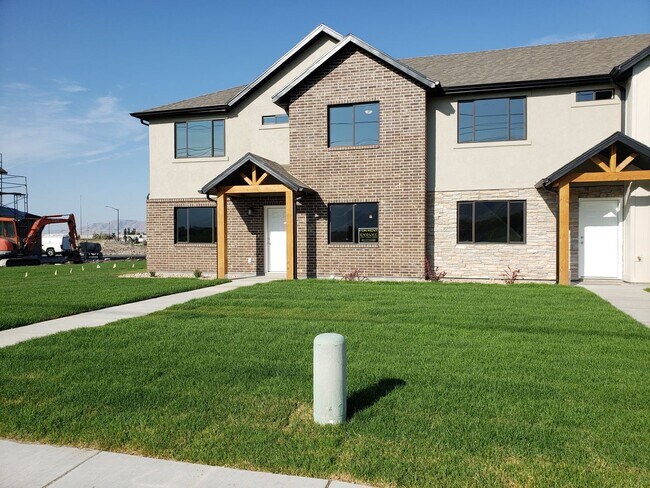 Building Photo - 4 Bed 2.5 Bath in Springville!!