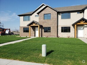 Building Photo - Brand New Springville Townhome