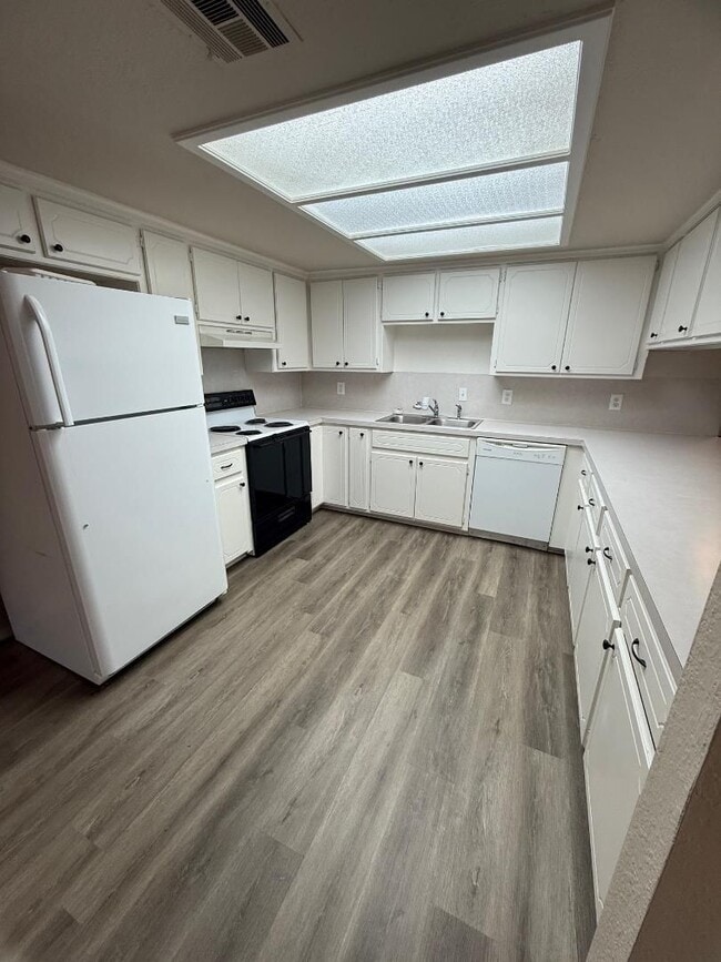 Building Photo - 2 Bed 1 Bath West Side Duplex