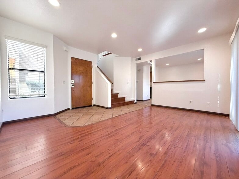 Primary Photo - 13825 Beaver St