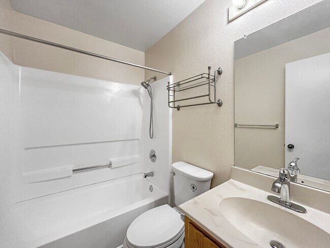 Building Photo - Modern Second-Story 2B/2BA in the Heart of...