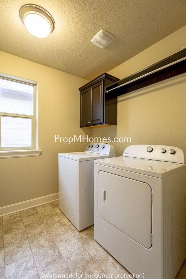 Building Photo - Beautiful Open Concept Four Bedroom Plus Office/Den in Villebois!