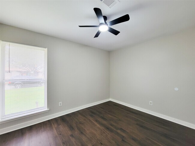 Building Photo - 6439 Oaknut Dr