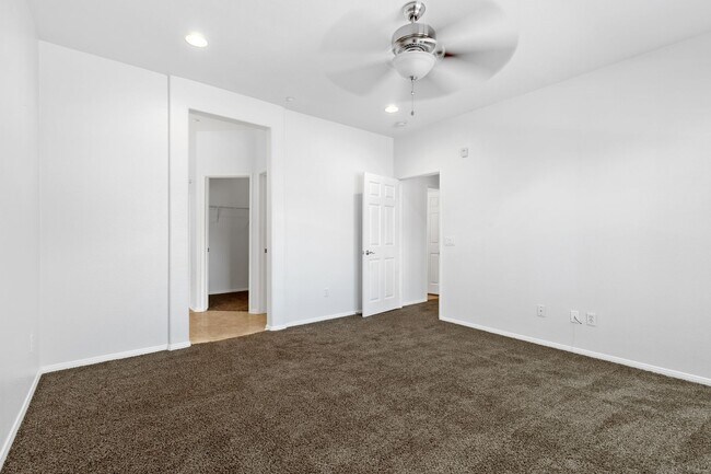 Building Photo - 2 bedroom Condo with an attached garage an...