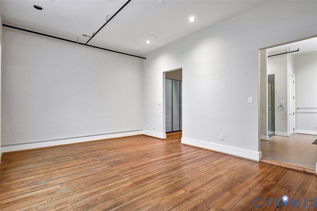 Building Photo - 105 E Broad St