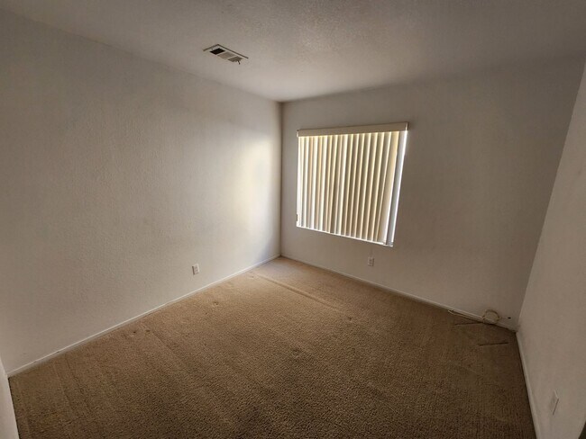 Building Photo - Cozy 3Bed/2Bath/2Car Residence located in North Las Vegas!