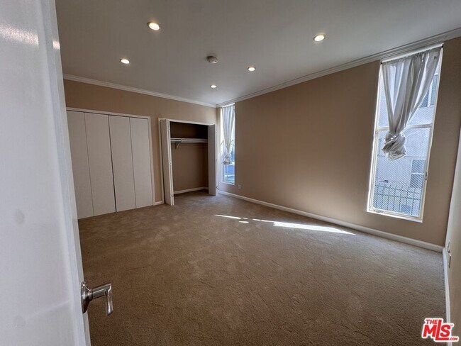 Building Photo - 8550 Holloway Dr