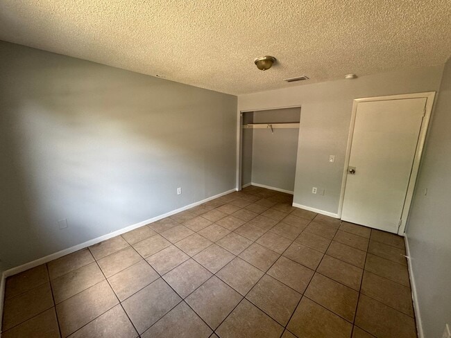 Building Photo - 911 N Iowa Ave