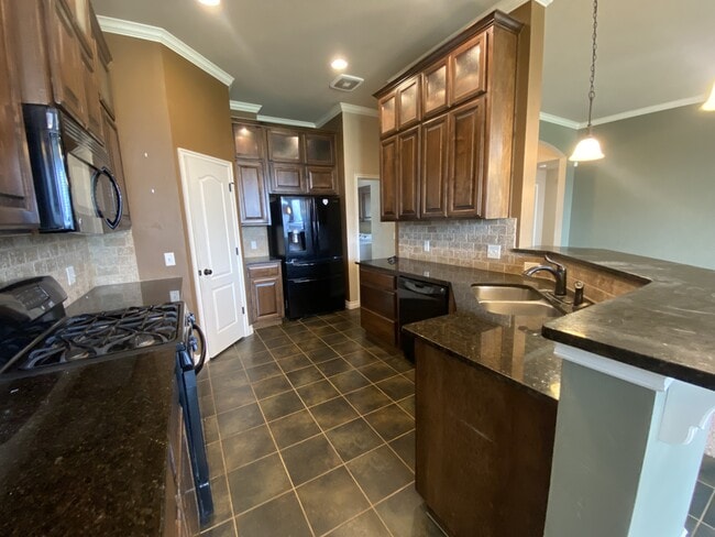 Building Photo - 3817 Kings Canyon Rd